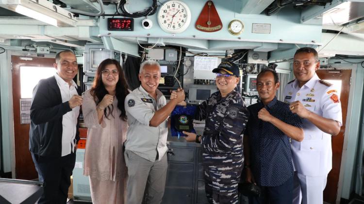 KRI Bung Tomo 357 Singgah di Pelabuhan Batu Ampar, BP Batam: Mari Dukung TNI AL Jaga Kedaulatan Laut NKRI