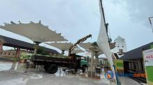Cuaca Buruk di Karimun, Payung Membran Coastal Area Tumbang Diterjang Angin Kencang