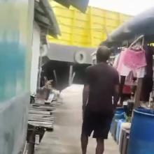 Kapal Tongkang KTU Shipyard Lepas dari Tug Boat, Hantam Pelantar dan Kelong Warga di Pulau Buluh