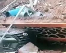 Hujan Deras Picu Longsor di Lubuk Baja: Tiga Mobil Tertimbun Batu Miring, Kerugian Ratusan Juta Rupiah