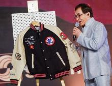 Jaket Jackie Chan Laku Rp 1,58 Miliar dalam Lelang Amal di Acara Apresiasi Nasabah Sinarmas