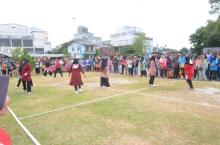 Ketua Dekranasda Lingga Maratusholiha Antusias Saksikan Permainan Tradisional Belon di Festival Warisan Bunda