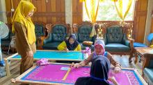 Ketua Dekranasda Lingga Kunjungi Peserta Pelatihan Tudung Manto 2024, Titip Pesan Khusus