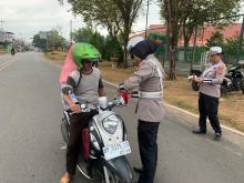 Sambut Hari Kemerdekaan, Satlantas Polres Lingga Bagikan Bendera Merah Putih ke Pengendara di Dabo