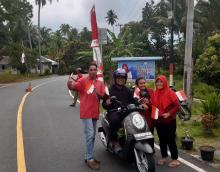 Sambut HUT RI ke-79, Bidan Polindes Kote di Lingga Bagikan Bendera Merah Putih Mini ke Pengendara
