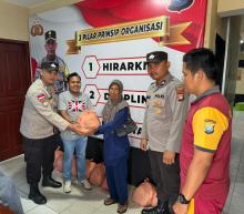 Semangat Kemerdekaan, PMII Lingga Gandeng Polsek Daik Salurkan Bantuan Sosial