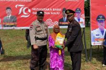 Rayakan HUT ke-79 RI, Polsek Daik Lingga Berbagi Sembako di Desa Sungai Pinang
