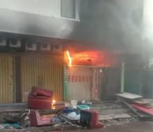 Gudang Barang Bekas di Belakang Hotel Bali, Batam, Ludes Terbakar
