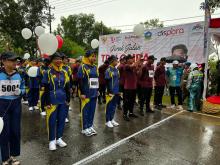 300 Peserta Jajal Jalanan Bintan ditengah Hujan dalam Semarak Gerak Jalan Tri Lomba Juang 