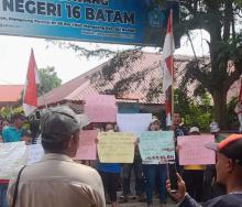 Puluhan Wali Siswa Protes di SMAN 16 Batam, Tuntut Gubernur Kepri dan Kadisdik Turun Tangan