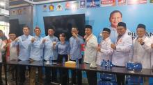 Resmi Daftar Pertama di KPU Batam, Amsakar-Li Claudia Tampil Kompak dengan Baju Kotak-Kotak
