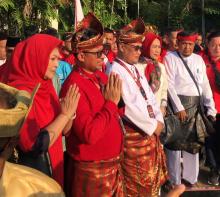 Kompang dan Tanjak Sambut Pendaftaran Nuryanto-Hardi Hood di KPU Batam