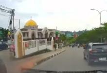 Pria Berpakaian Hitam Dikejar Siswa Usai Jambret di Depan Masjid Al-Fallah Batam