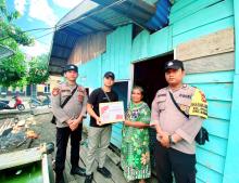 Kapolsek Senayang di Lingga Salurkan Bantuan Sosial untuk Lansia di Desa Benan