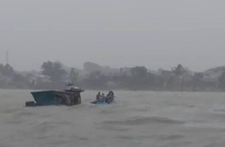 Cuaca Ekstrem, Kapal Pengangkut Bahan Pokok Nyaris Tenggelam di Perairan Karimun