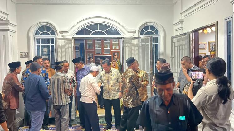 Silaturahmi Ansar-Nyanyang dengan Tokoh Masyarakat Karimun di Rumah Nurdin Basirun