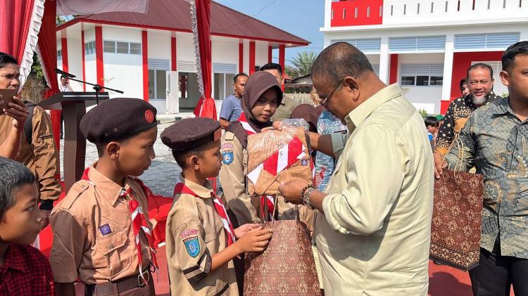 Pemkab Karimun Bagikan Seragam Gratis untuk 8.504 Siswa SD dan SMP