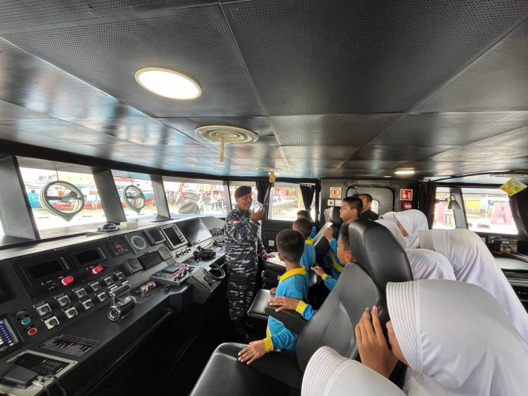 Naval Base Open Day TNI AL di Karimun: Ratusan Pelajar Antusias Kenali Alutsista