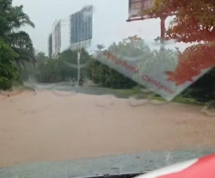 Batam Diguyur Hujan, Jalan Simpang Kepri Mall Banjir Hingga Betis Kaki Orang Dewasa