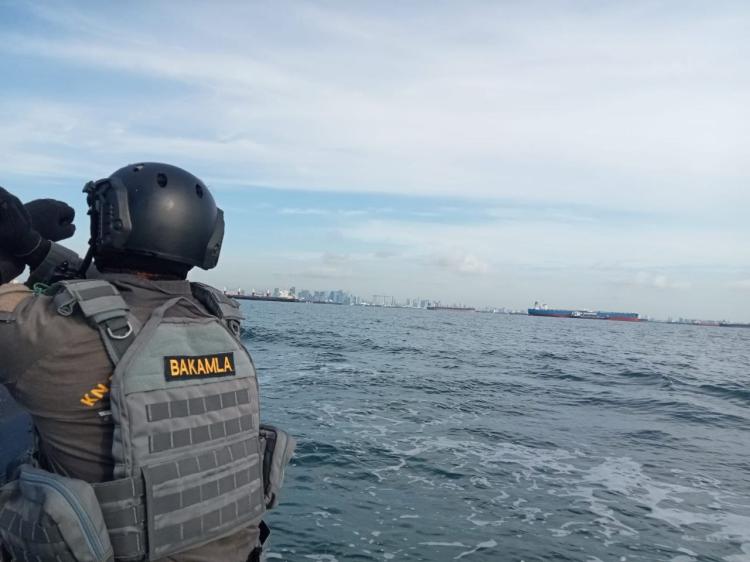 Bakamla RI Usir Lima Kapal Ikan Tiongkok yang Labuh Jangkar Tanpa Izin di Perairan Batam