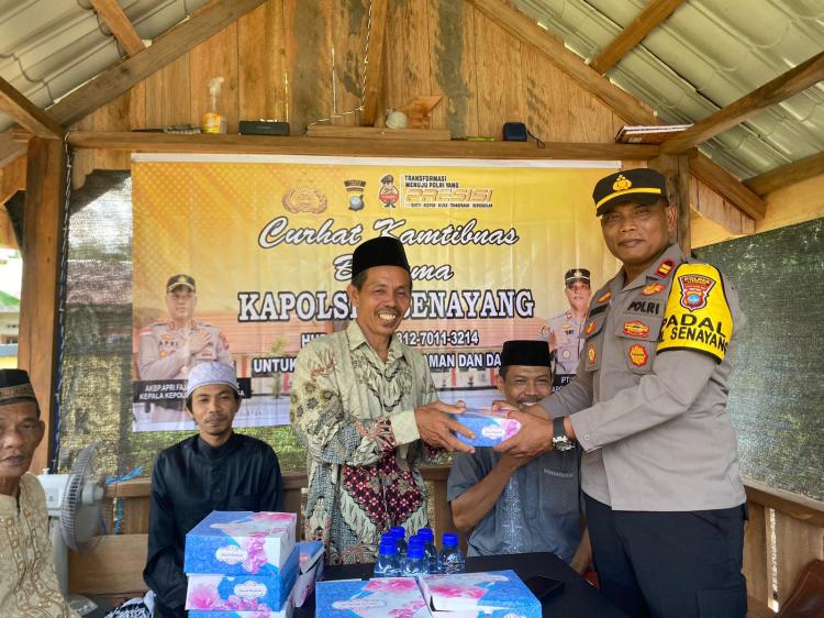 Kapolsek Senayang Gelar Kegiatan Jumat Berkah, Ajak Jaga Ketertiban Jelang Pilkada Serentak 2024