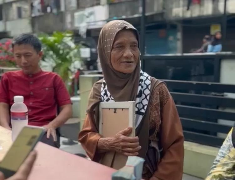 Nenek Penjual Kacang Keliling di Batam Sumbang 1 Juta untuk Palestina, Tolak Hadiah 10 Juta dan Akhirnya Diberi Kesempatan Umroh