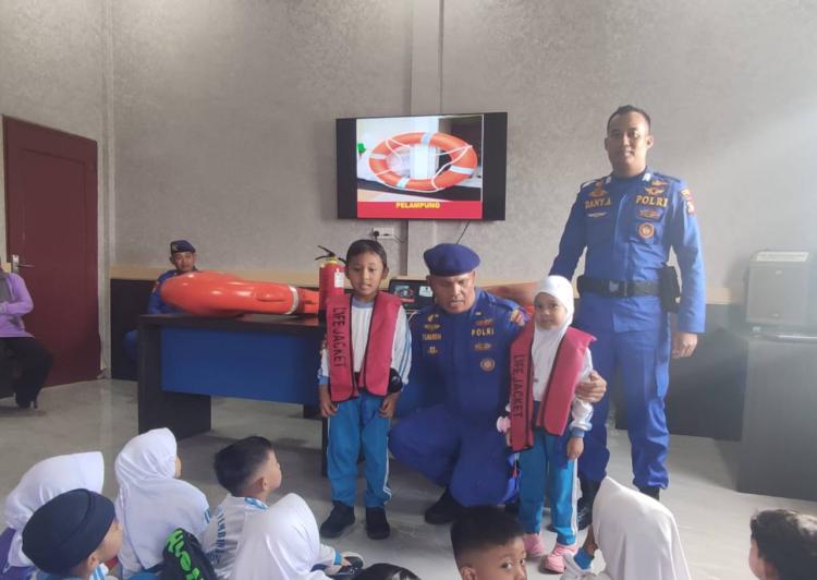 Polisi Sahabat Anak, Satpolairud Polres Karimun Berikan Edukasi Menyenangkan bagi Siswa TK