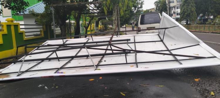 Hujan Deras dan Angin Kencang di Tanjungpinang, 17 Titik Pohon Tumbang dan Rusak Tenda UMKM