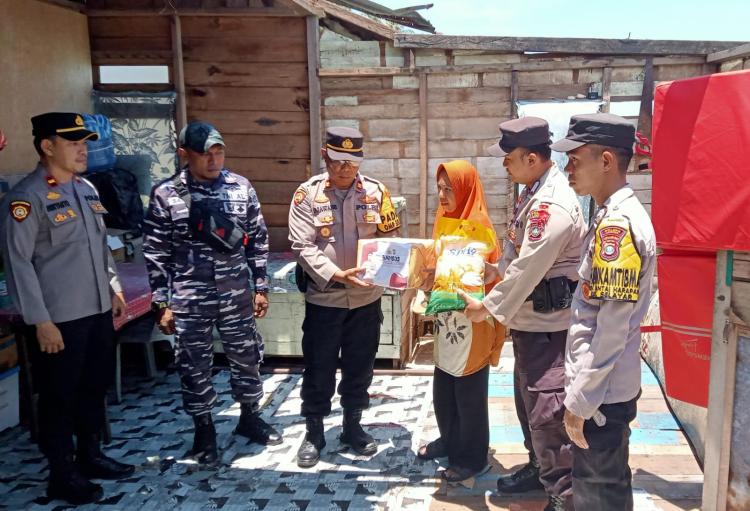 Kapolsek Daik Lingga Salurkan Bantuan Sembako untuk Korban Bencana Angin Puting Beliung di Desa Penuba