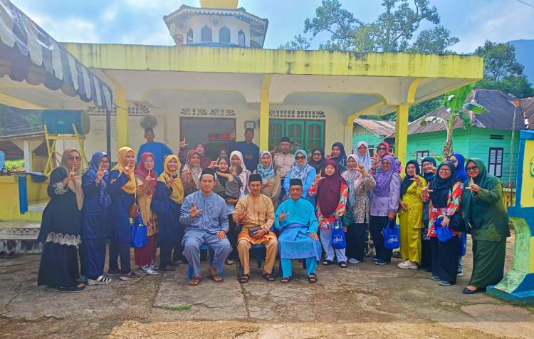 Kehangatan Maulid Nabi di Lingga, Wisatawan Malaysia Kagum dengan Tradisi Berzanji di Panggak Darat