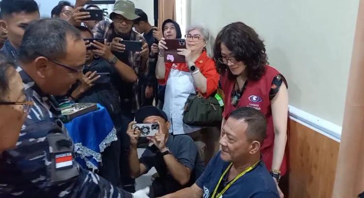 Operasi Katarak Gratis di Karimun, Bakti Sosial TNI AL Peringati HUT ke-79