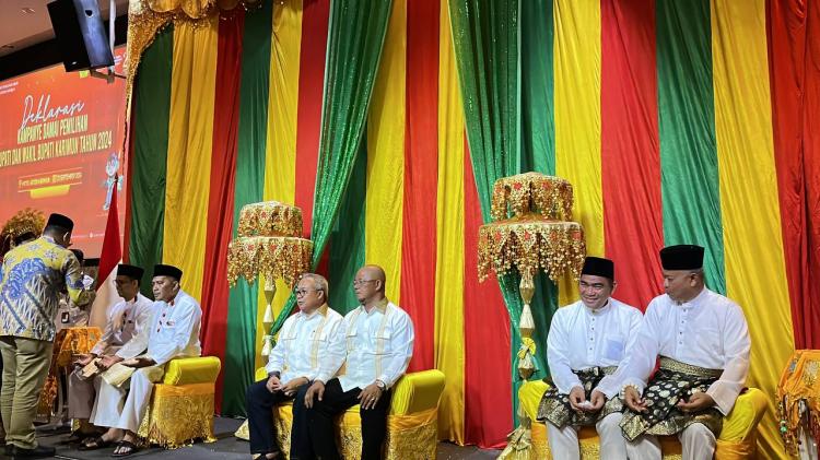 Deklarasi Kampanye Damai Pilkada Karimun 2024, Tiga Paslon Jalani Prosesi Adat Melayu Tepuk Tepung Tawar