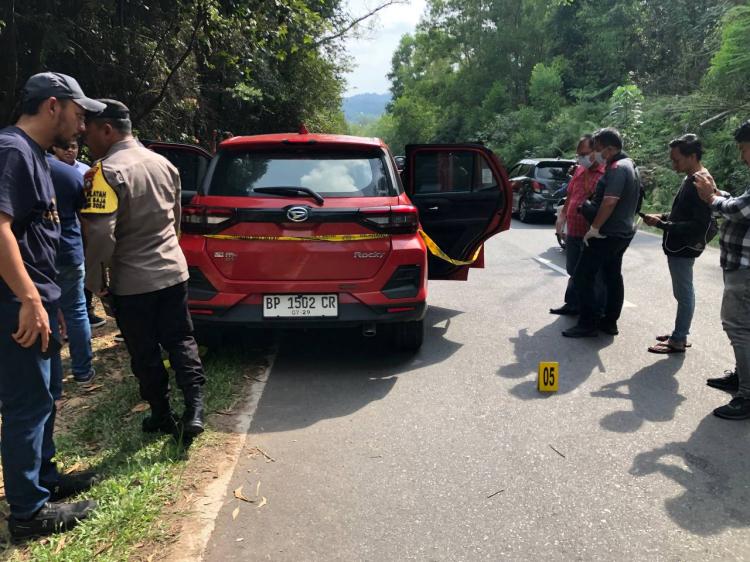 Wanita Ditemukan Histeris dengan Luka Sayatan Leher di Batam, Pelaku Diduga Kabur ke Hutan
