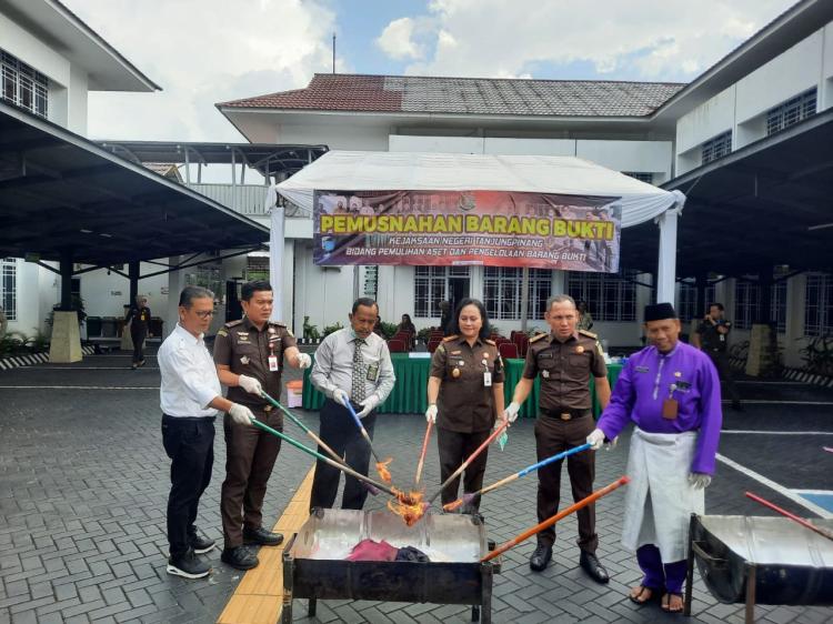 Kejari Tanjungpinang Musnahkan Barang Bukti Narkotika dan Oharda dari 24 Perkara