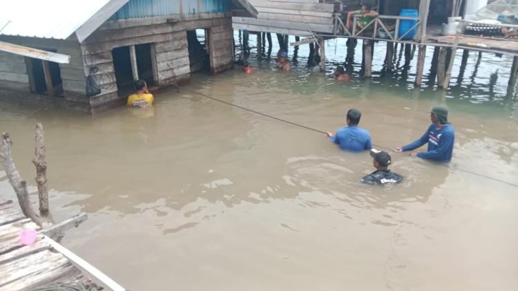 Kejadian Tragis: Rumah di Pulau Bukit Jatuh ke Laut, Keluarga Selamat