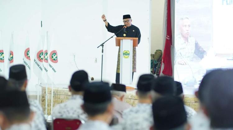 Pjs Bupati Lingga Buka Konferensi Kerja Kabupaten PGRI, Titip Pesan Penting untuk Guru di Era Digital