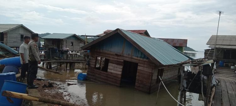 Polres Lingga Berikan Bantuan Cepat untuk Korban Rumah Roboh Akibat Cuaca Buruk di Desa Pulau Bukit