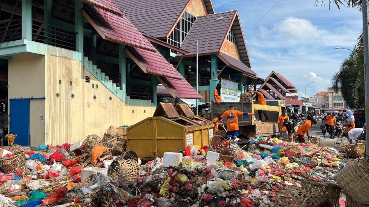 Bakti Lubis - Raja Bakhtiar Tunjukkan Kepedulian Lingkungan dengan Aksi Bersih-Bersih di Pasar Puan Maimun