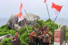 Polres Anambas Kibarkan Merah Putih di Tokong Nanas, Perkuat Kedaulatan NKRI