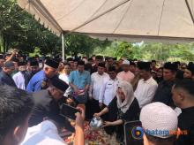 Suasana Haru Iringi Prosesi Pemakaman Mantan Wali Kota Batam Nyat Kadir