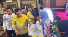 Gubernur Kepri Ansar Ahmad Salurkan Bantuan Sosial di Kabupaten Karimun