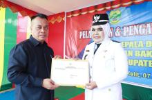 Bupati Lingga Lantik Sudiana Sebagai Pj Kepala Desa Tanjung Kelit