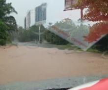 Batam Diguyur Hujan, Jalan Simpang Kepri Mall Banjir Hingga Betis Kaki Orang Dewasa