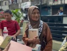 Nenek Penjual Kacang Keliling di Batam Sumbang 1 Juta untuk Palestina, Tolak Hadiah 10 Juta dan Akhirnya Diberi Kesempatan Umroh