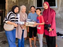 Perpustakaan Aira di Tanjungpinang Bagikan Sepatu Sekolah Gratis untuk Anak Kurang Mampu di Air Raja