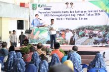 2.300 Petani Batam Terima Jaminan BPJS Ketenagakerjaan dari Wali Kota Rudi