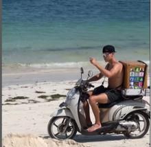 Viral! Filip Salac Jadi Penjual Es Krim di Lombok Jelang MotoGP