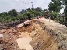 Jalan Lintas Tembilahan-Rengat Longsor, Arus Lalu Lintas Terganggu