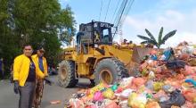 Pasangan BARA Turunkan Alat Berat Atasi Sampah di Karimun