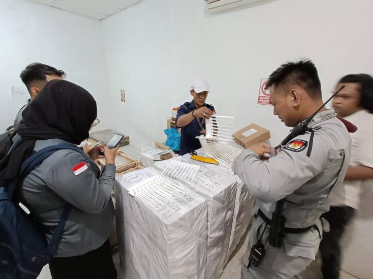 3.666 Kotak Suara dan 7.284 Bilik Suara Tiba di Batam Jelang Pilkada 2024